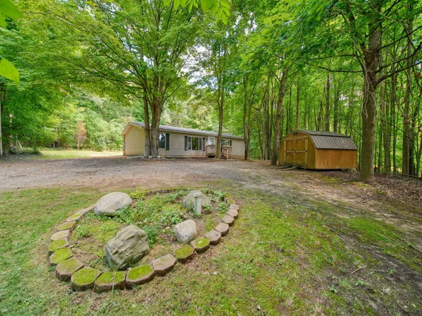 11831 Winfield Rd, Jonesville, MI 49250