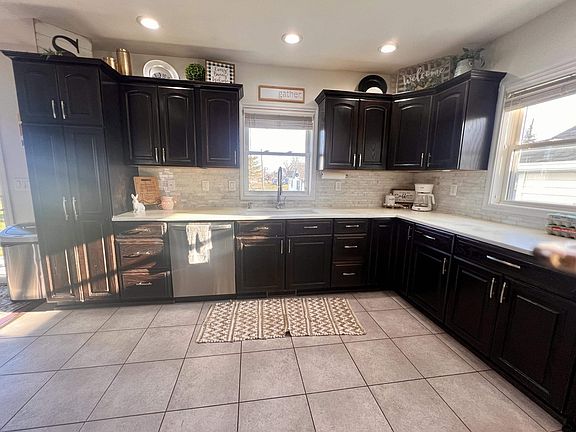 5th image of 205 1st Ave E