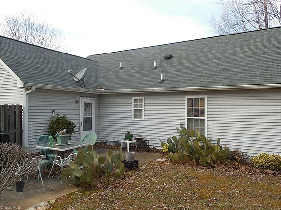 3rd image of 25 Glendale Oaks Ct