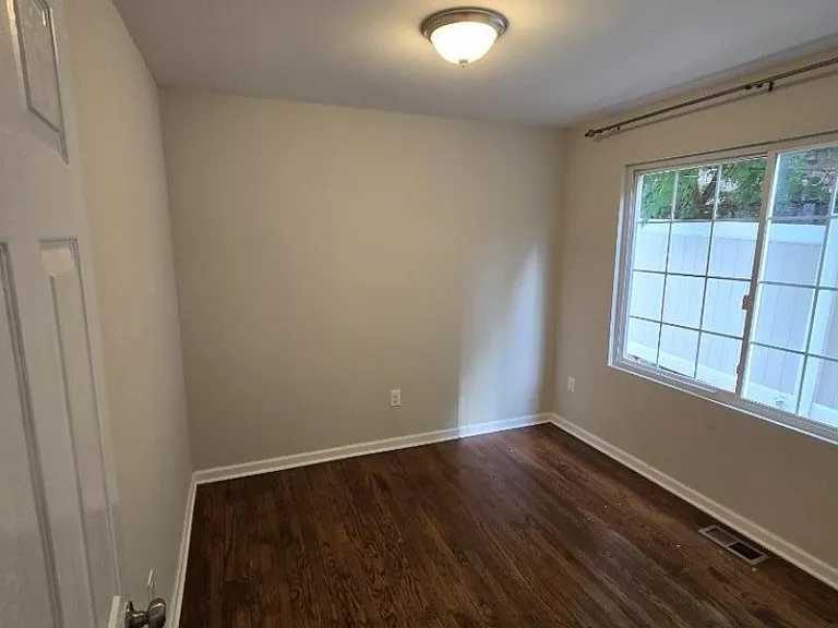 212 N Walnut St — Photo 18