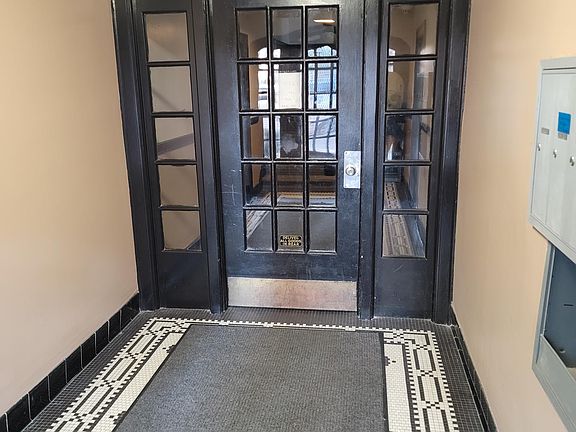 4th image of 6853 S Paxton Ave #1