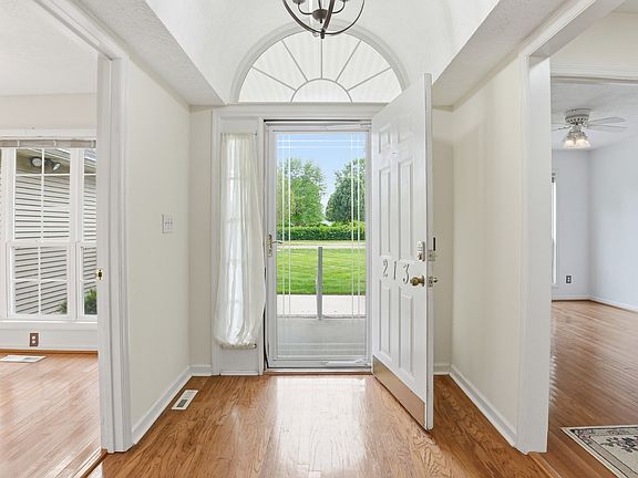 4th image of 213 Maple Springs Dr