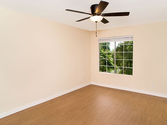 5th image of 5500 Owensmouth Ave APT 329