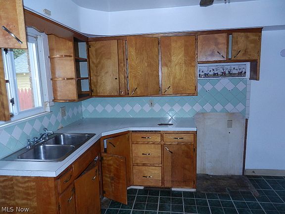 4th image of 904-906 Bertha Ave