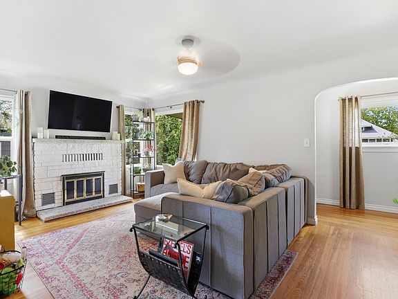 4th image of 3917 S Grand Blvd