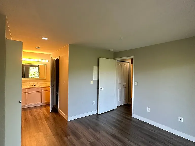 Interlake Apartments — Photo 26