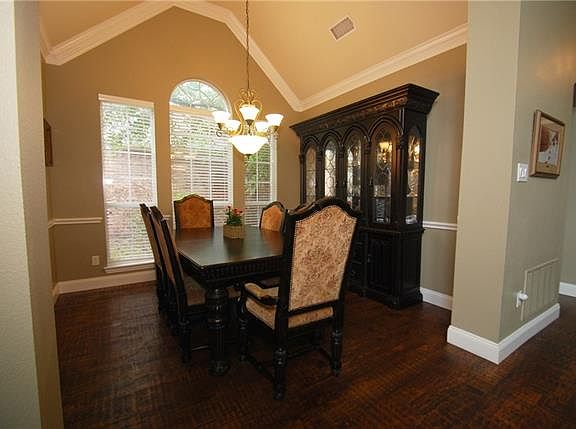 4th image of 2301 Brenham Dr