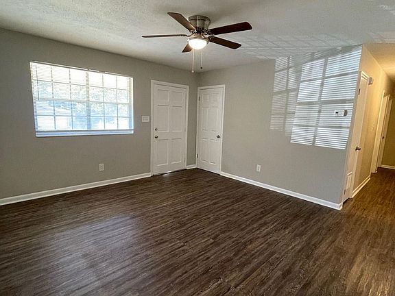 3rd image of 804 Windward Ln