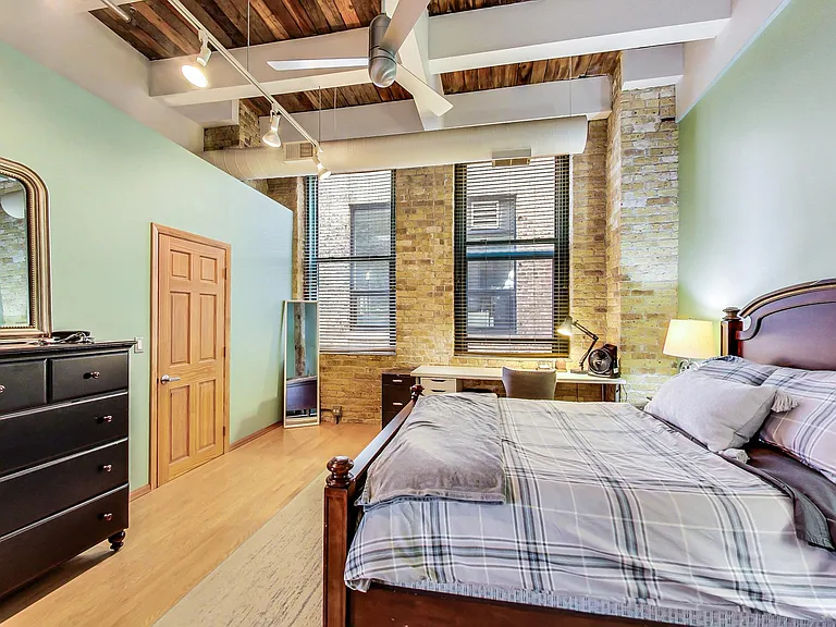 312 N May St #4K — Photo 9