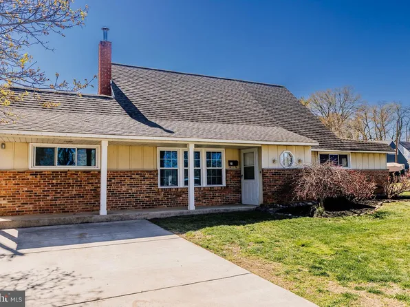 21 Velvet Ln, Levittown, PA 19054