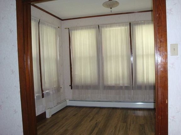 5th image of 221 W Garfield Ave