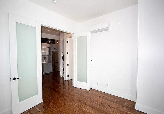 5th image of 104 McKibbin St #2