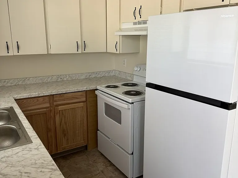 220 N Ivy St — Photo 13