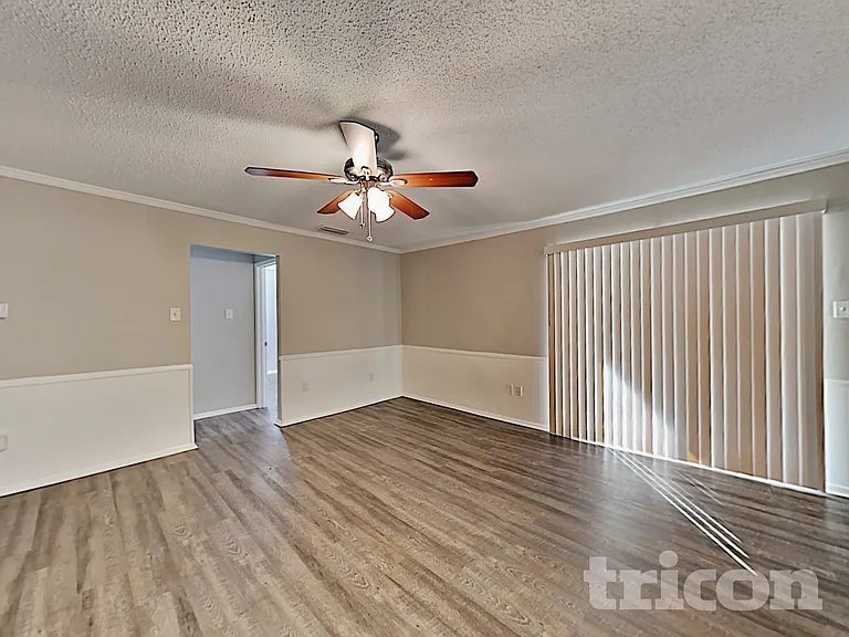 429 W Ferndale Ln — Photo 2