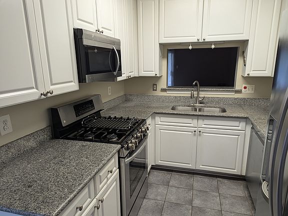 Kitchen with SS Appliances 2