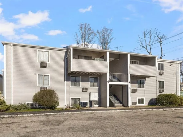 36 Cowesett Ave APT 4, West Warwick, RI 02893