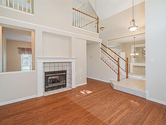 3rd image of 762 Livingston Dr