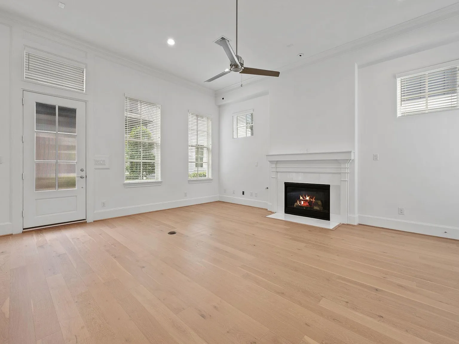3 bed, 3.5 bath, 2160 sqft, $3,200 — Photo 4