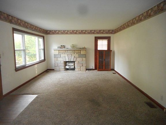 2nd image of 467 Forest Lawn Blvd