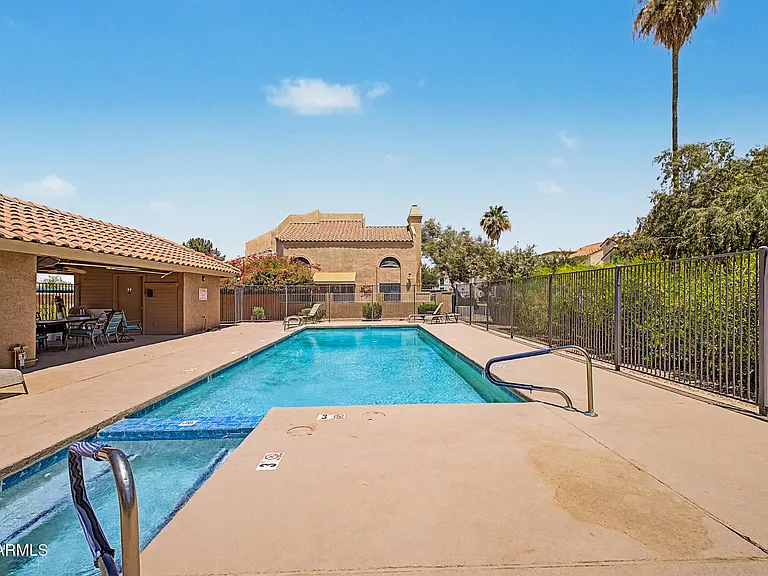 2084 N Sunset Dr — Photo 36