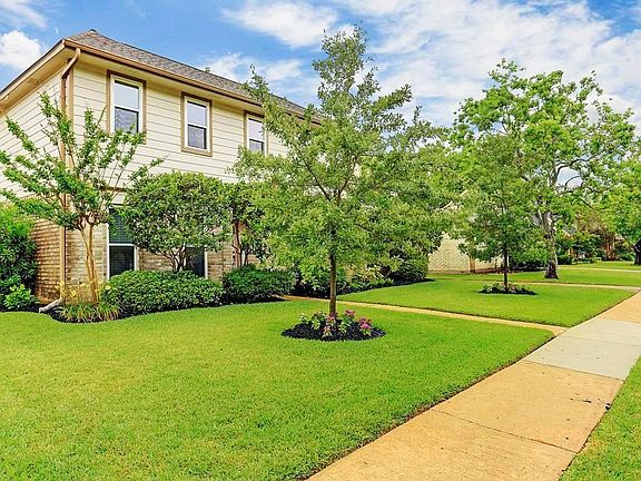 3rd image of 2806 Arrowhead Dr