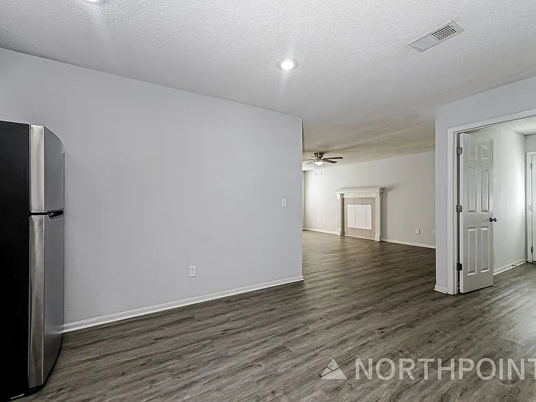 305 NW Woodbury Dr — Photo 6