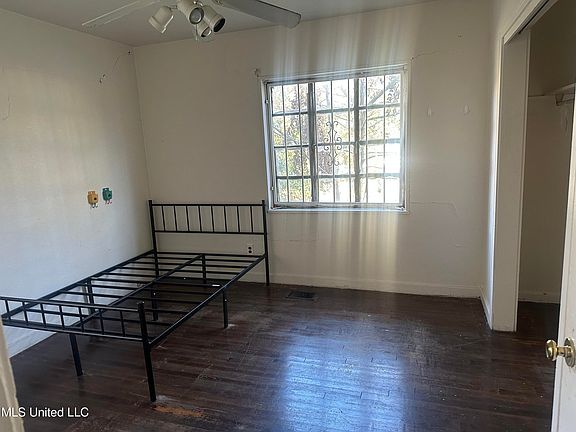 3rd image of 1867 Shamrock Dr