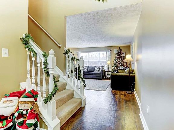 4th image of 40 Broadcrest Dr