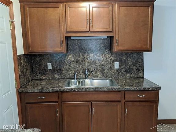 128 Graham Kitchin counter