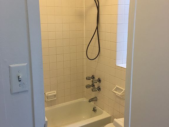 4th image of 320 E 49th St APT 46