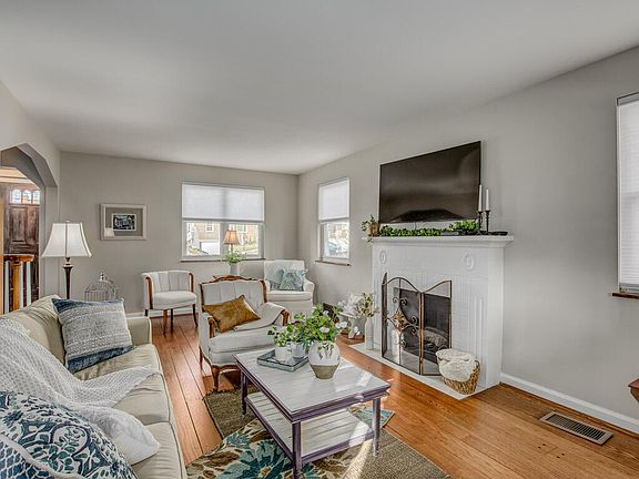 3rd image of 614 Saint Joseph Ln