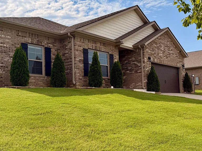280 Lilly Dr — Photo 2