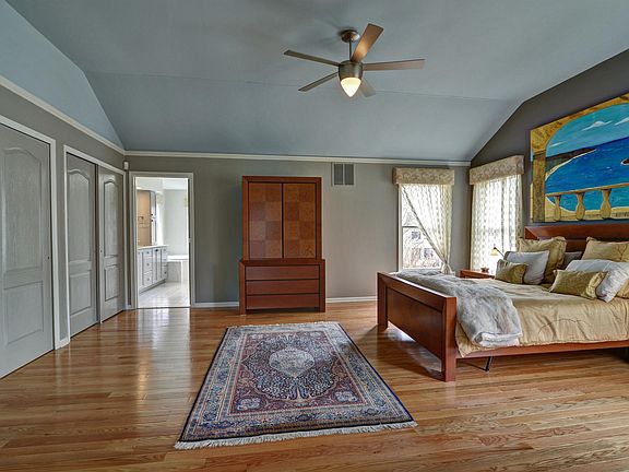 5th image of 17 Dickens Dr