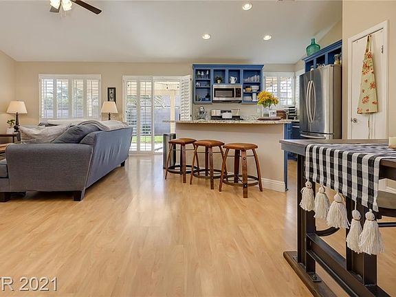 5th image of 2303 W El Campo Grande Ave