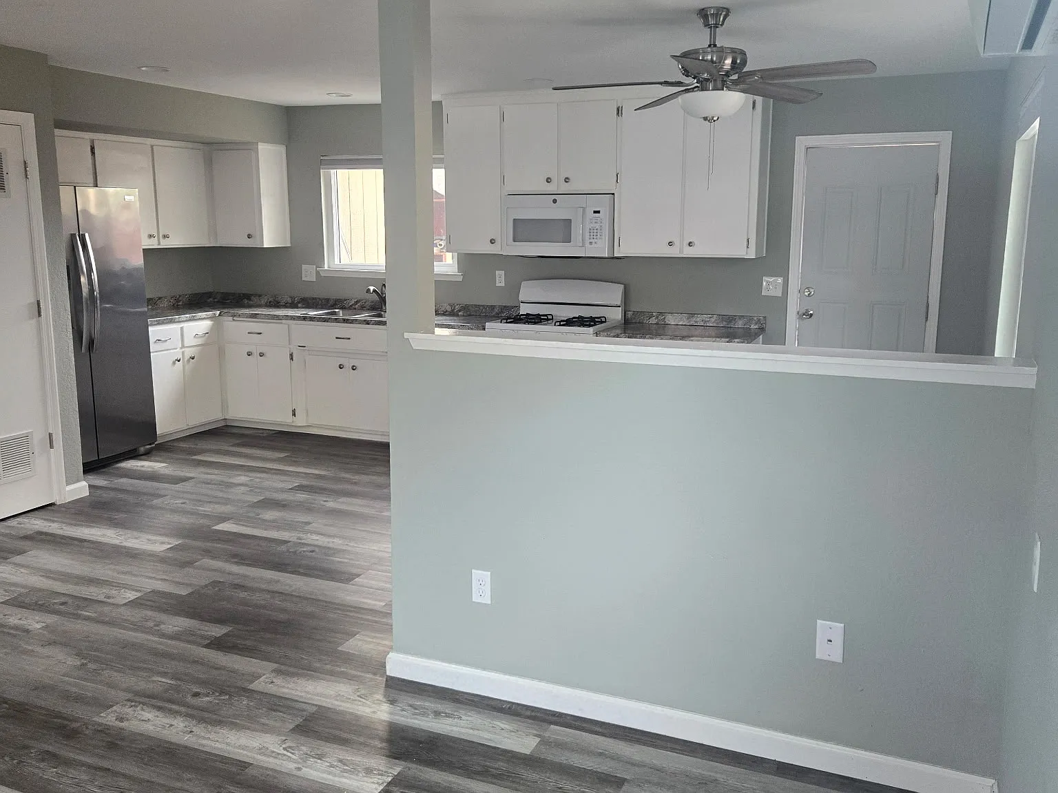 2 bed, 800 sqft, $2,400 — Photo 2