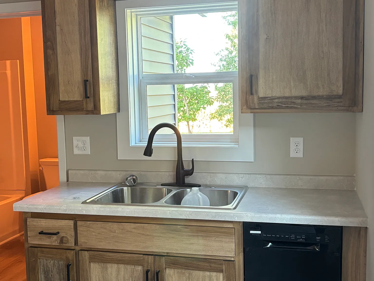 4 bed, $2,900 — Photo 2