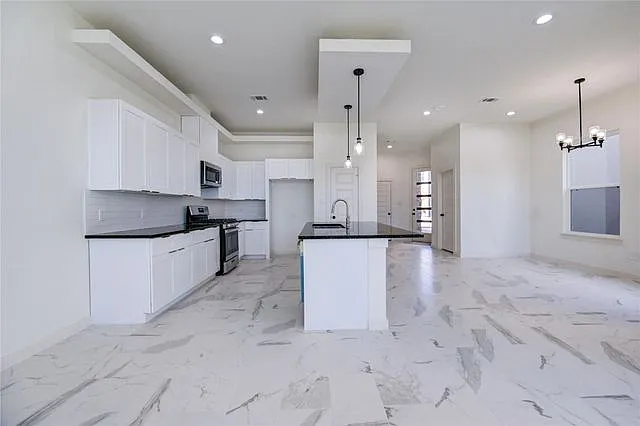 3 bed, 2.5 bath, 2101 sqft, $3,200 — Photo 2