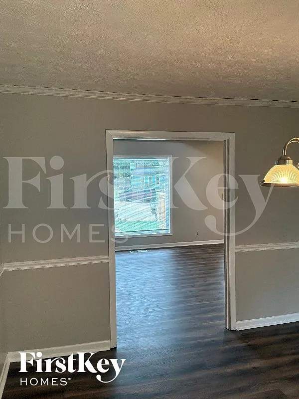 4 bed, 2.0 bath, 1900 sqft, $2,305 — Photo 2