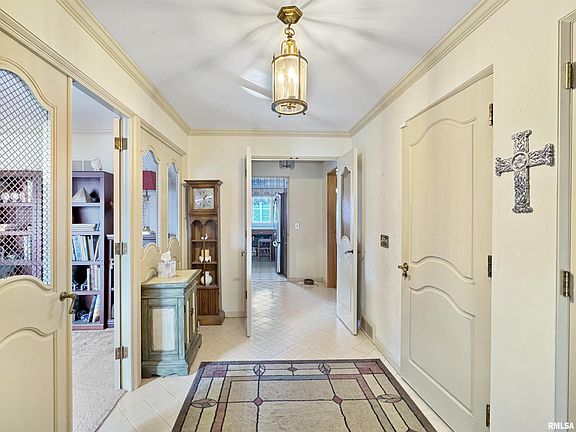 5th image of 1005 W Oakglen Dr