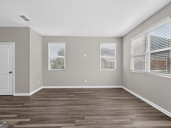 5th image of 579 Magnolia Cir