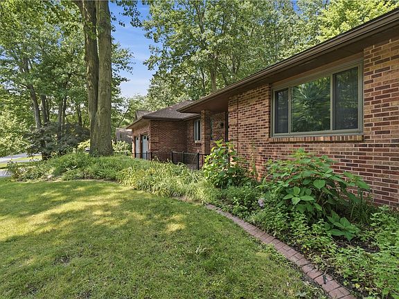 2nd image of 10 Woodbriar Ln