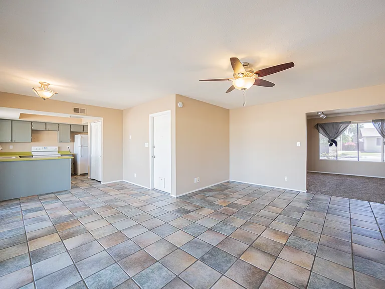 2812 S Cottonwood Dr — Photo 8