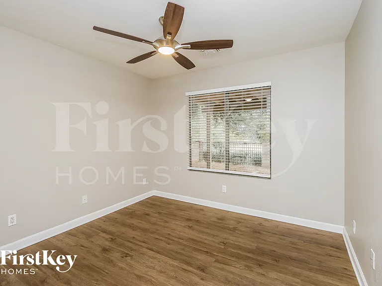 1610 E Desert Ln — Photo 14