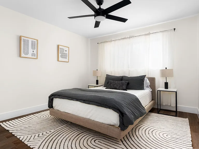 3rd bedroom with queen size bed