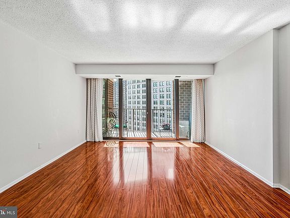 4th image of 1420 Locust St #-18d