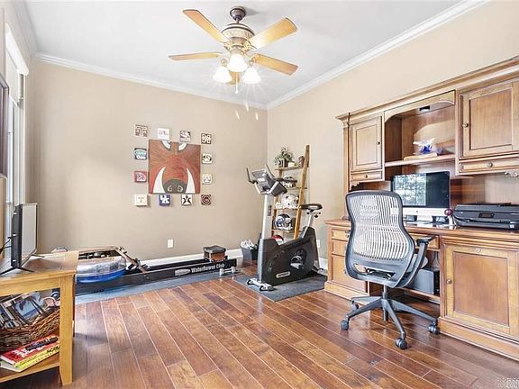 4th image of 21 Edgewater Ct