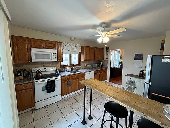 4th image of 61 Bartlett Ave