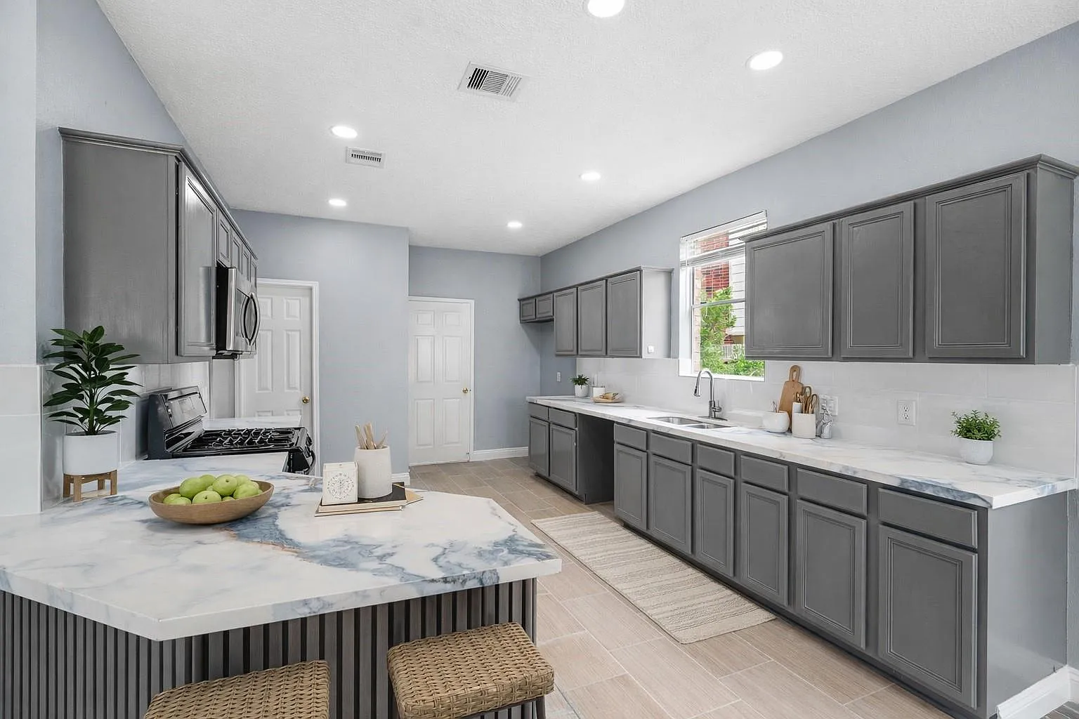 4 bed, 2.5 bath, 2294 sqft, $2,500 — Photo 1