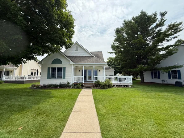 2 Cottage Ln, Manistee, MI 49660