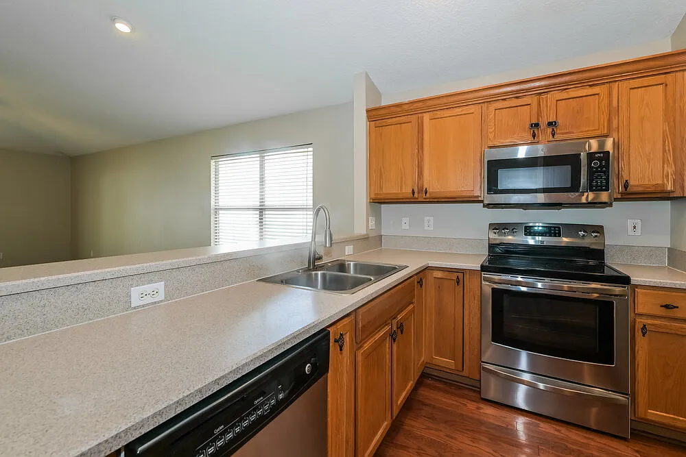 4 bed, 2.0 bath, 1641 sqft, $2,365 — Photo 4
